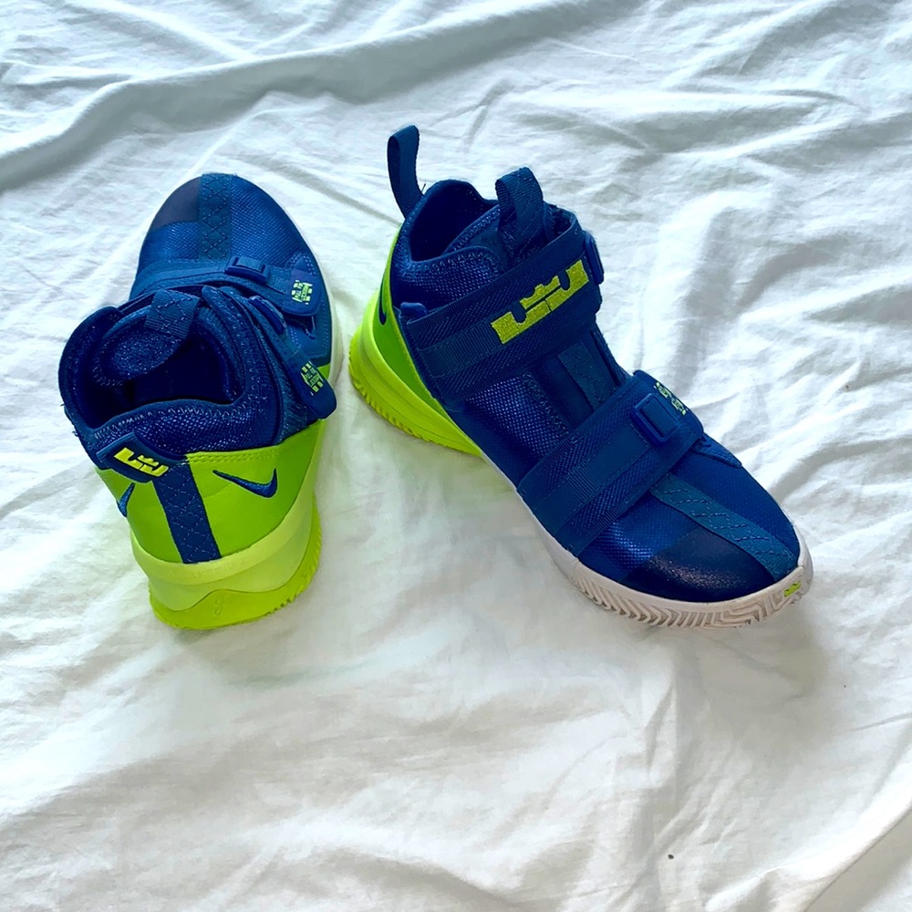 Youth basketball lebron James sneakers